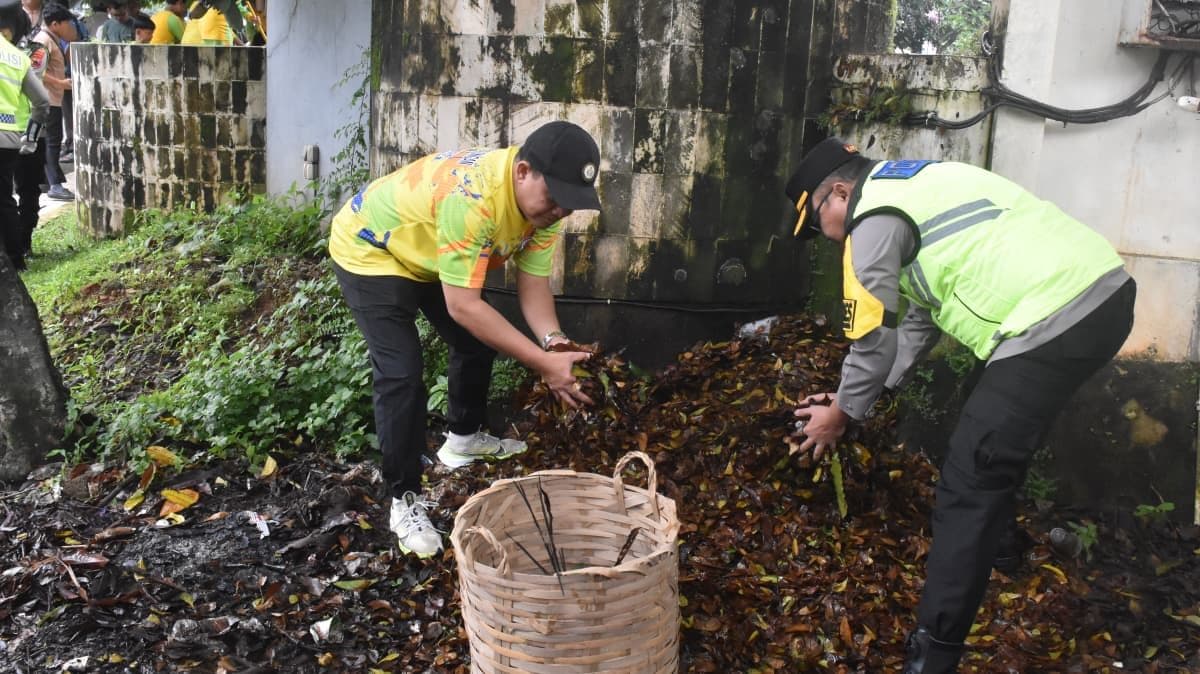 Lingkungan Bersih, Ekonomi Tumbuh: Gerakan Asri Digelar di Tugu 0 KM Kajen