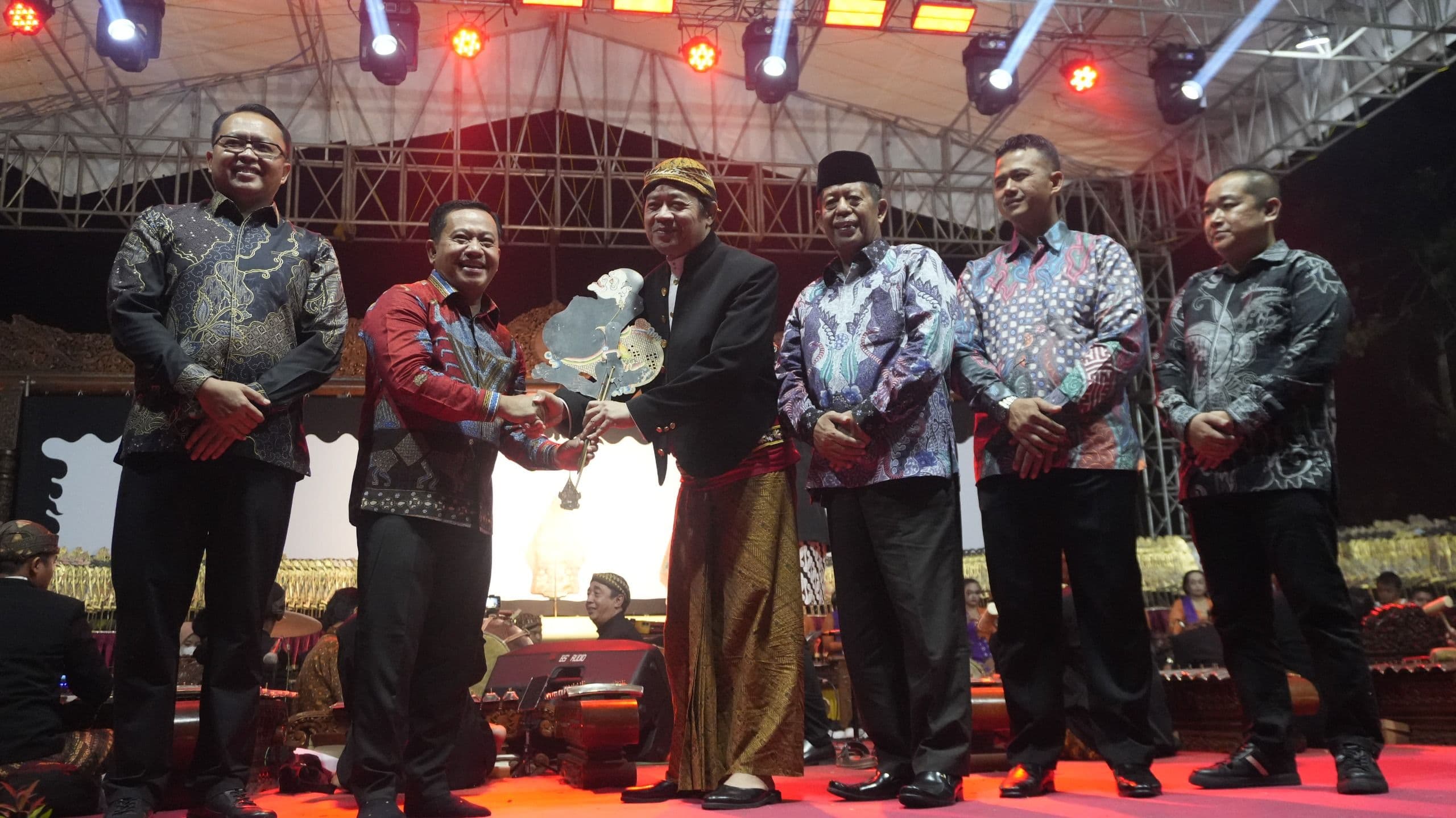 Rayakan Hari Jadi ke-404, Jajaran Forkopimda Pekalongan Membaur Lesehan Bersama Warga
