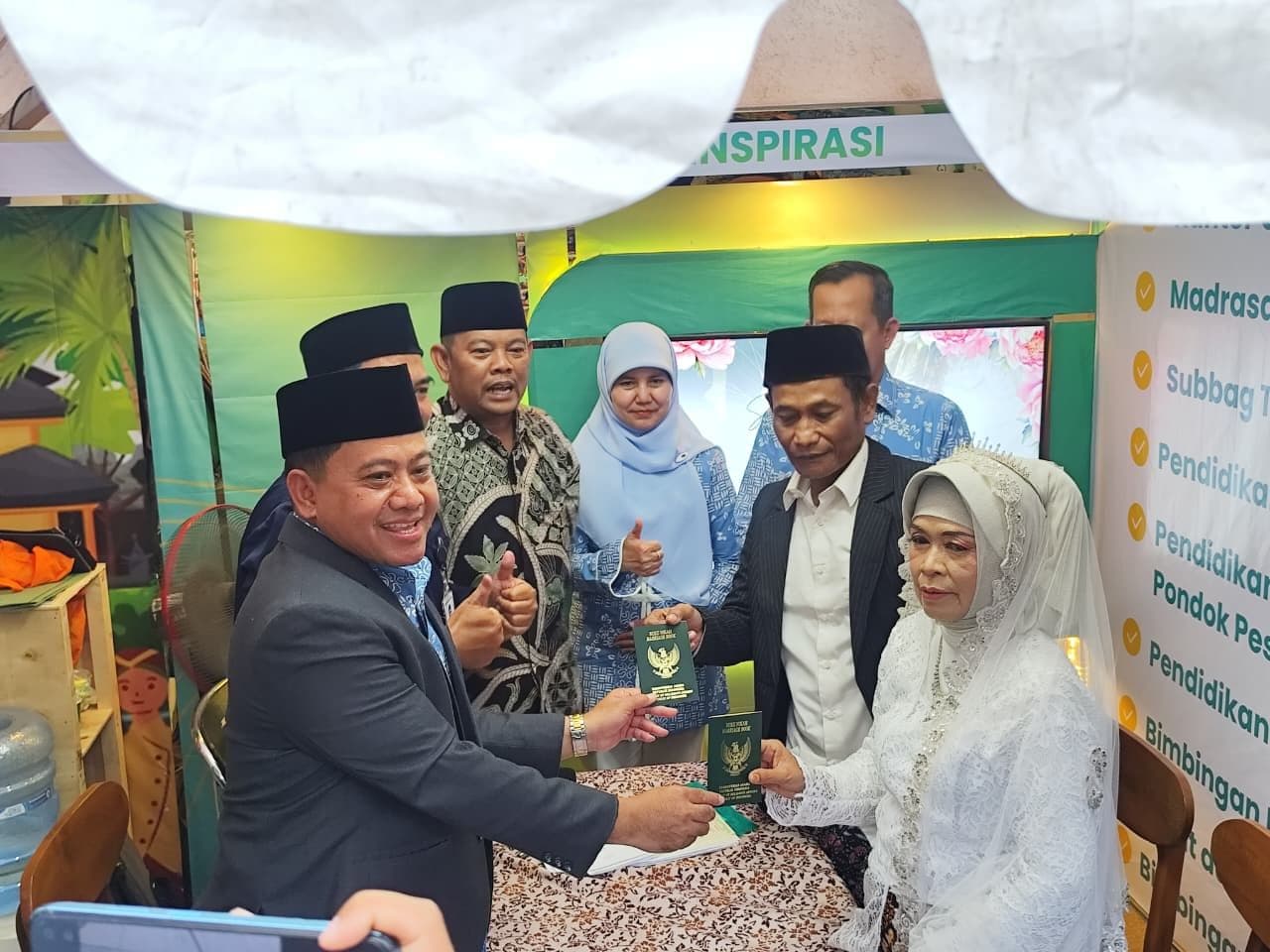 Sah, Plt Bupati Jadi Saksi Akad Nikah Pasangan Lansia di Pekan Raya Kajen