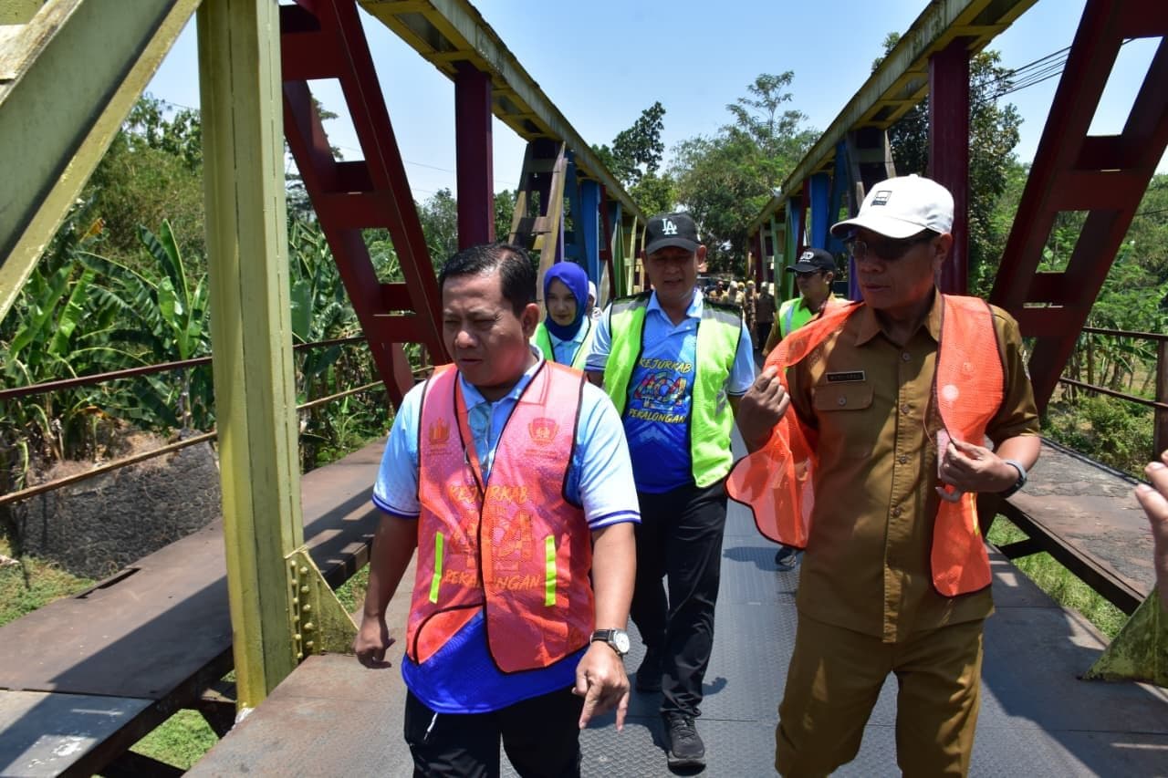 Pastikan Konstruksi Sesuai Rencana, Plt Bupati Pantau Pembangunan Jembatan Pantianom