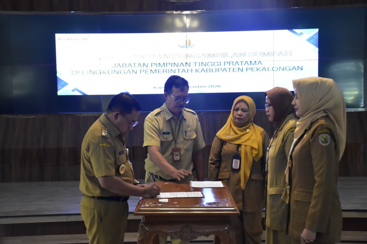 Lantik 10 Pejabat Pimpinan Tinggi Pratama, Plt Bupati Pekalongan Tekankan Sinergi dan Pelayanan
